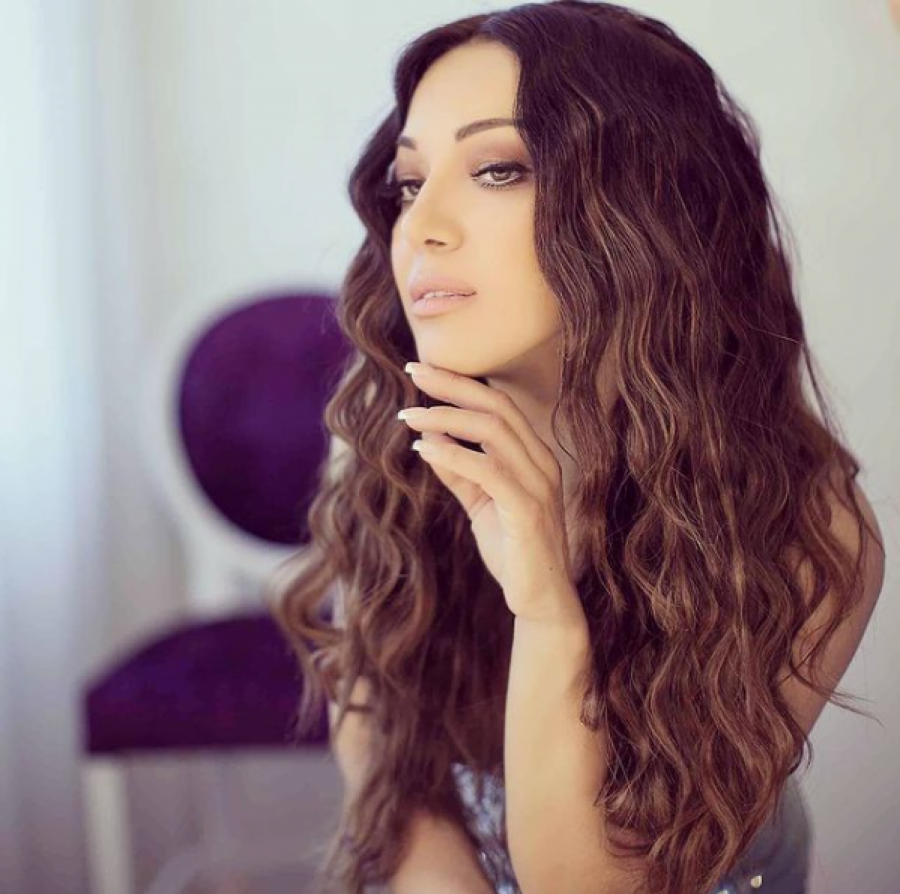 NE SMIRUJE SE Kako je Jadranka Barjaktarović napravila karijeru u Srbiji protiv koje peva