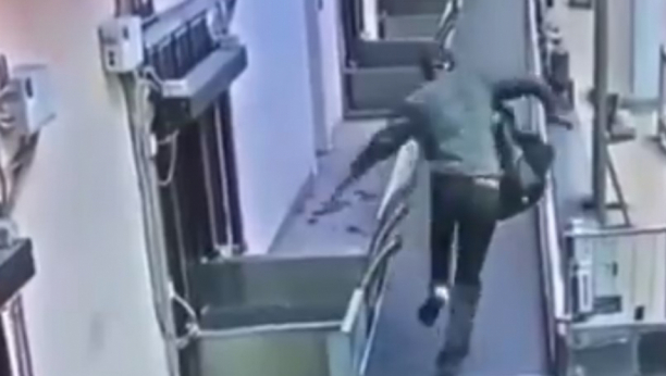 SAMO U RUSIJI Pijani putnik zalutao na aerodromu pa završio na traci za prtljag (VIDEO)