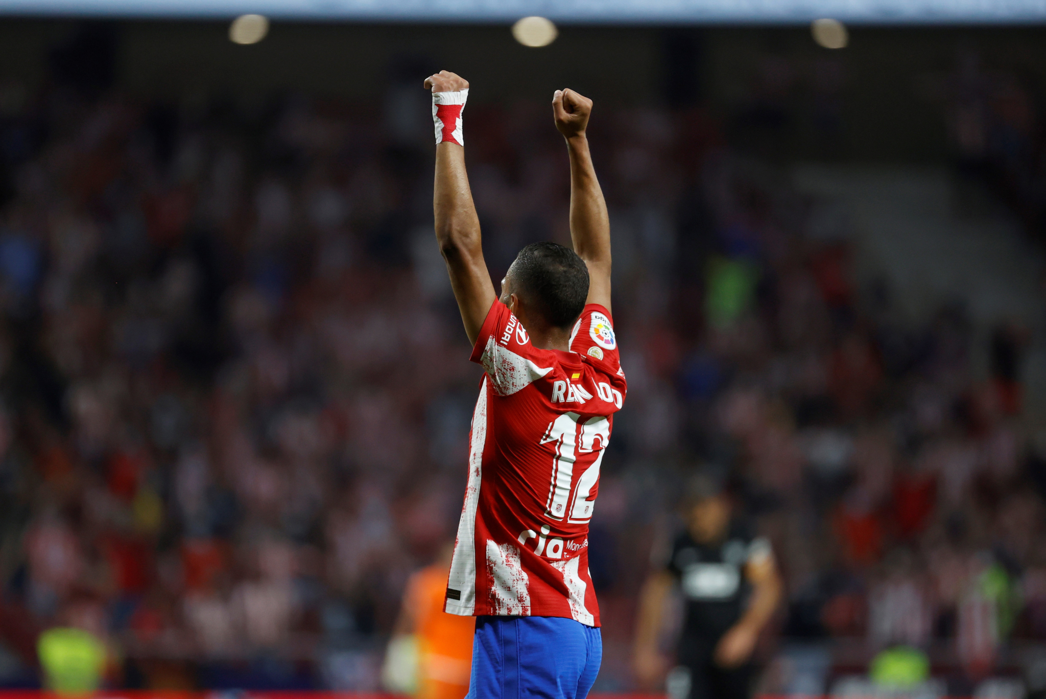 NE MORA DA BUDE LEPO, BITNO JE DA SE POBEDI! Čolova crveno-bela četa srušila Elče! (VIDEO)