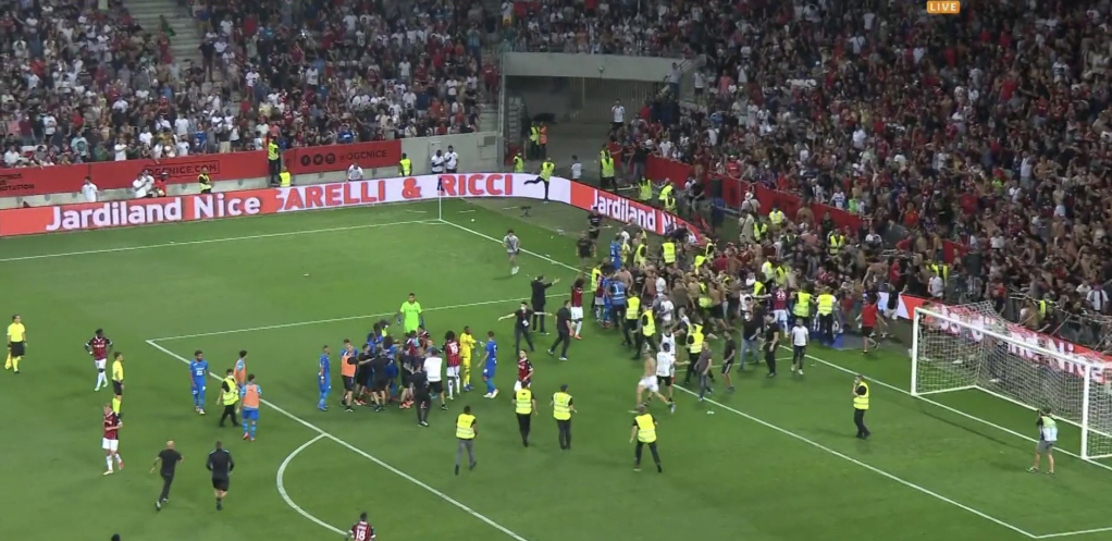 LUDNICA U FRANCUSKOJ! Navijači gađali fudbalere, a onda uleteli na teren! Trener Marseja hteo da bije protivničkog igrača! (VIDEO)