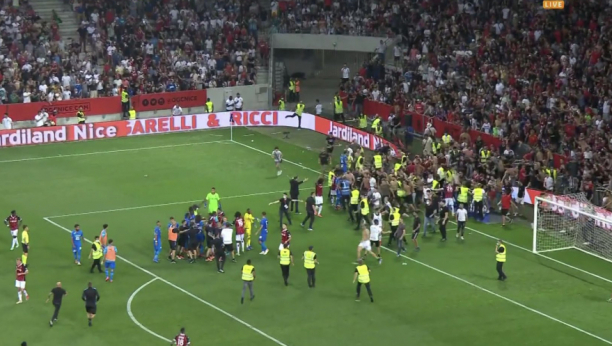 LUDNICA U FRANCUSKOJ! Navijači gađali fudbalere, a onda uleteli na teren! Trener Marseja hteo da bije protivničkog igrača! (VIDEO)