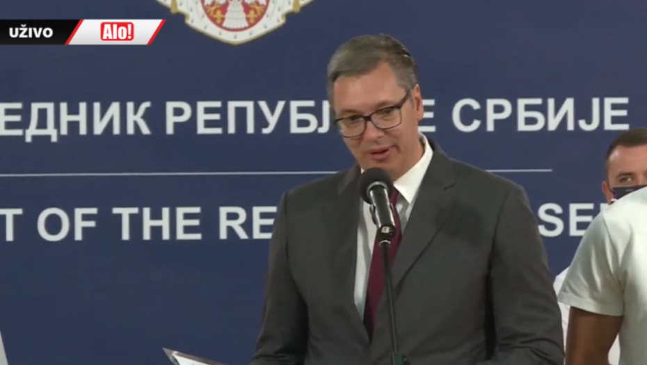 Vučić predaje zastavu Paraolimpijskom timu Srbije