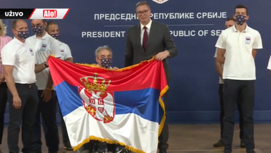 Vučić predaje zastavu Paraolimpijskom timu Srbije