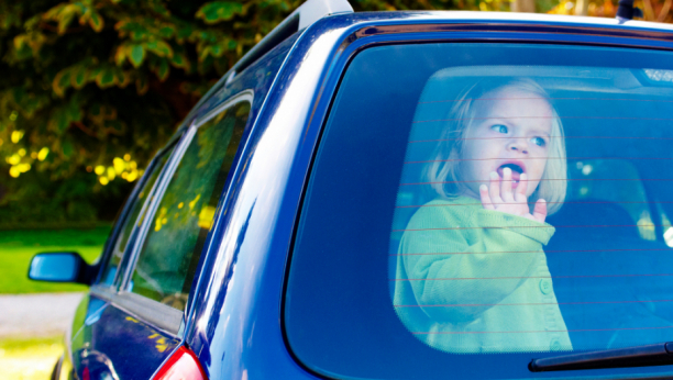LEKARI UPOZORAVAJU Automobil je kao pećnica! Ne ostavljajte decu samu unutra na vrućini