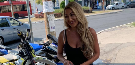 ZNAM DA NEMA PARE, DAĆU JOJ JA! Sandru Rešić pecnuli da nije više pevačica nego rijaliti igrač, ona ovo odbrusila i žestoko isprozivala Taru Simov! (VIDEO)