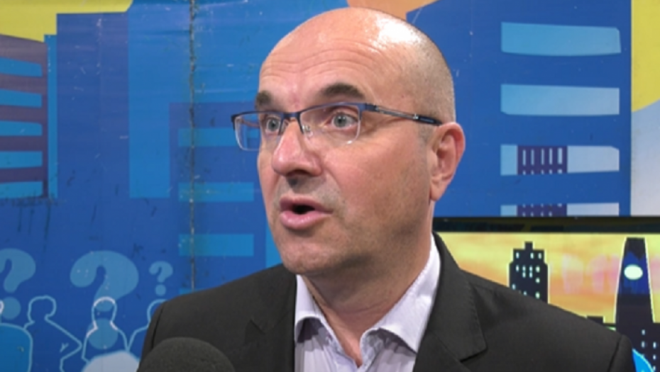 VIŠE PUTA HAPŠEN ZBOG MALVERZACIJA I NAPADA NA POLICIJU Ko je Bora Solunac koje napao Miloša Vučevića zbog popločavanja Pozorišnog trga?