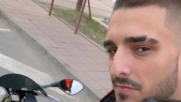 OVO JE KAZNA KOJA MU PRETI ZA TRI TEŠKA DELA Darko Lazić više od pola sata čeka privođenje kod sudije za prekršaje