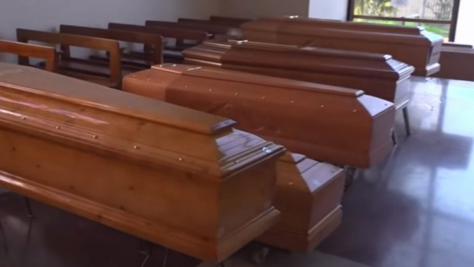 HILJADU KOVČEGA NA ČEKANJU Nagomilani sanduci s leševima trule zbog nedostatka grobova! (FOTO)