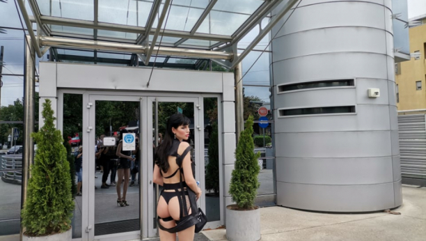 JANJUŠ MUVA DENIZ DEJM, MAJA ĆE POBESNETI Zvao je pred svima, hoće da je vodi kod majke u Prijepolje! (VIDEO)