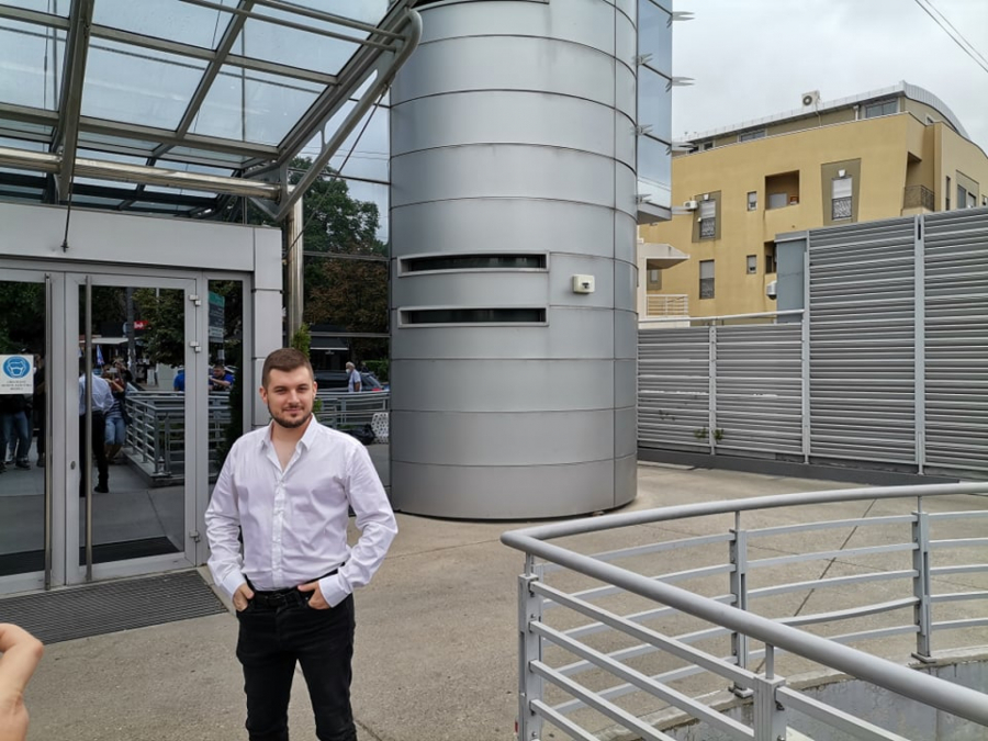 A MAJA JE NENORMALNA? Pevač ulazi u 