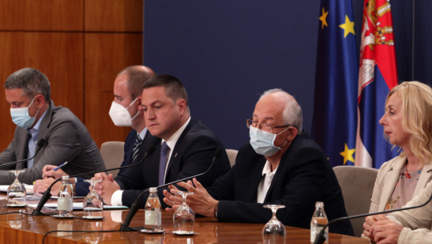 VAKCINACIJA JEDINI SPAS Epidemiolozi upozoravaju: Sve više mladih na respiratoru