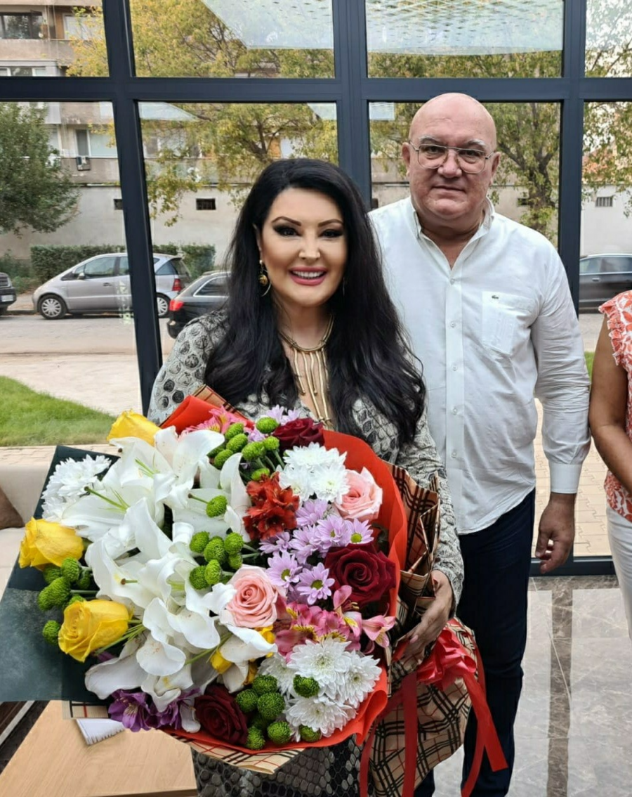 ŠOK! ĆERKA DRAGANE MIRKOVIĆ RADILA NA RECEPCIJI Pevačica ima milione, ali su joj deca nepoznata i skromna!