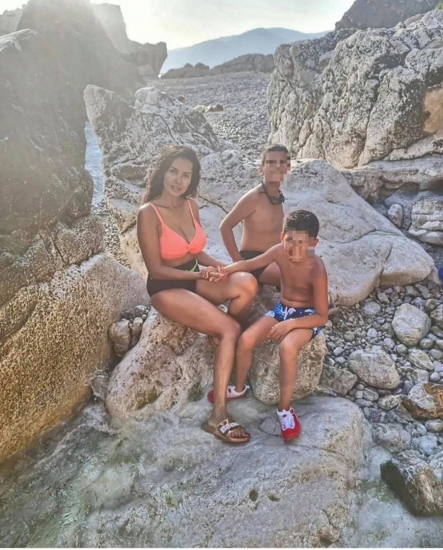 TANJA SAVIĆ ODVELA DECU NA NAPUŠTENU PLAŽU Pevačica krije gde letuje, strahuje od supruga?!