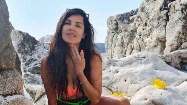 TANJA SAVIĆ ODVELA DECU NA NAPUŠTENU PLAŽU Pevačica krije gde letuje, strahuje od supruga?!