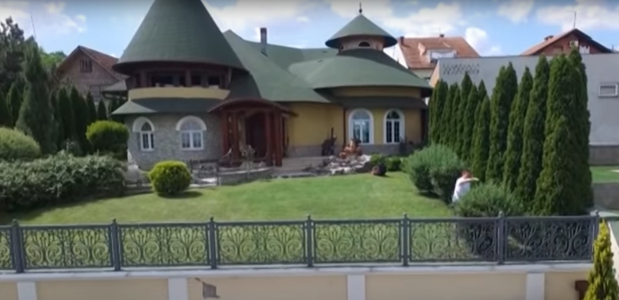 Zavirite u vilu Miloša Bojanića Pevač je u dvorac od 650 kvadrata u Sremskoj Kamenici uložio 1.500.000 evra PRŠTI OD LUKSUZA
