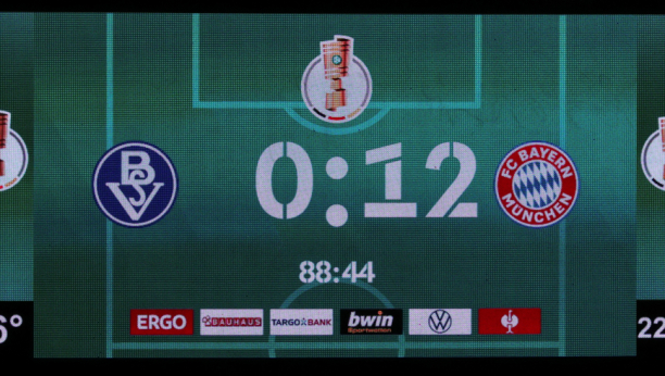 NEMILOSRDNI BAJERN Gazili petoligaša dok mu nisu napunili mrežu (VIDEO)