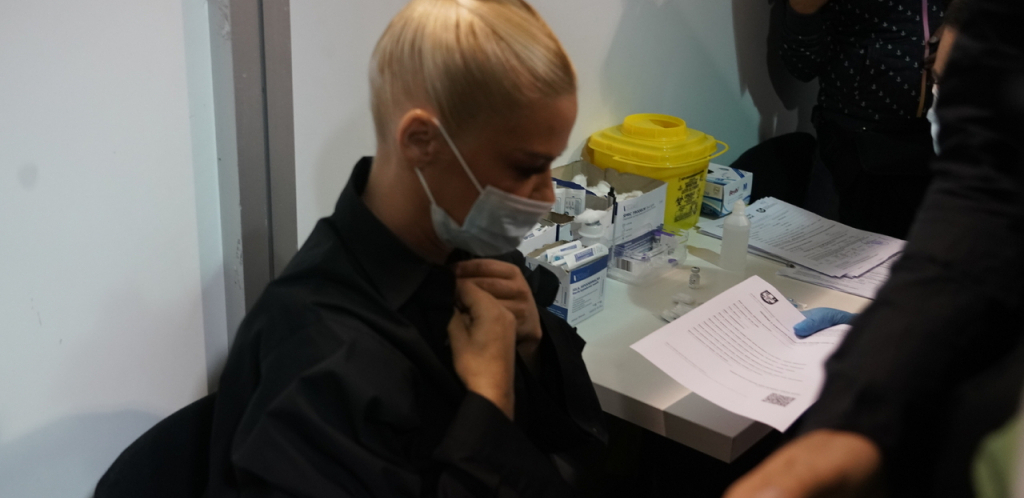 NIKO NIJE MOGAO DA SKINE POGLED SA NJE! Nataša Bekvalac primila treću dozu vakcine, pevačicin stajling oduševio! (FOTO/VIDEO)