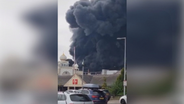 VELIKI POŽAR U BRITANIJI Gusti dim prekrio nebo, odjekuju eksplozije, meštani evakuisani (VIDEO)