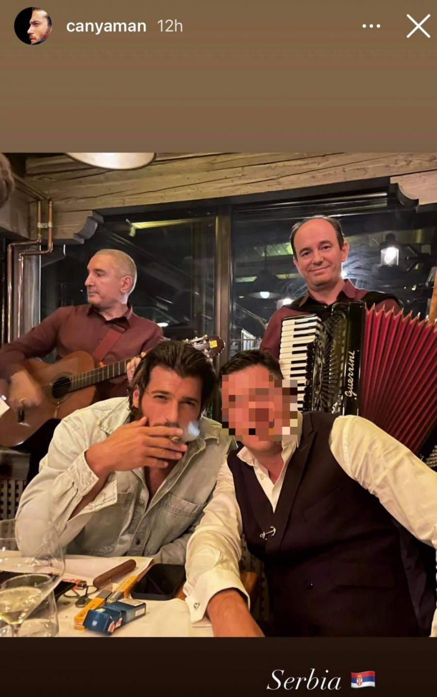 DEVOJKE GA HVATALE ZA VRAT, OTIMALE SE O NJEGA NA NASTUPU MIRZE SELIMOVIĆA Ekskluzivni snimci turskog glumca Džana Jamana od sinoć! (VIDEO)