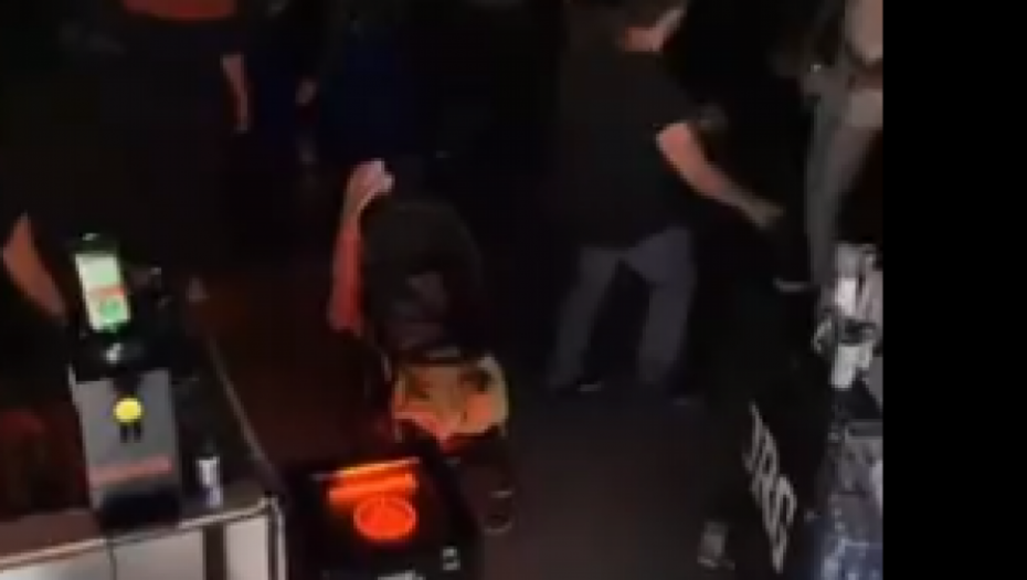 ŠOK SNIMAK IZ BEOGRADSKOG KLUBA Beba u kolicima spokojno spava na neverovatnom mestu!