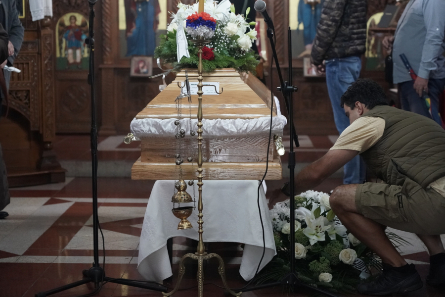 RODBINA I PRIJATELJI SE OKUPLJAJU, SRBIJA SE OPRAŠTA U crkvi uskoro počinje opelo Lanetu Gutoviću! (VIDEO)