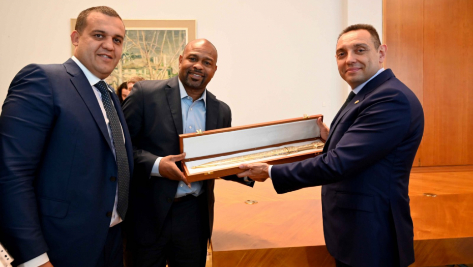 Roj Džons  Junior predao Vulinu poklon za predsednika Vučića