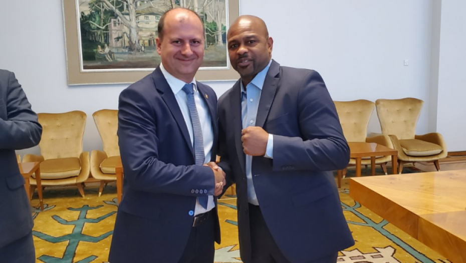 Roj Džons  Junior predao Vulinu poklon za predsednika Vučića