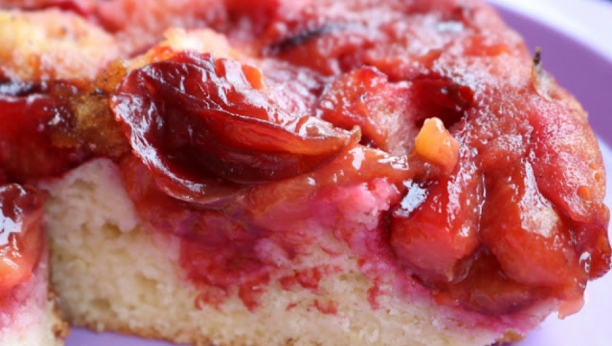 BAKINA KUHINJA: Sočni biskvit sa šljivama, prava harmonija ukusa! (VIDEO)