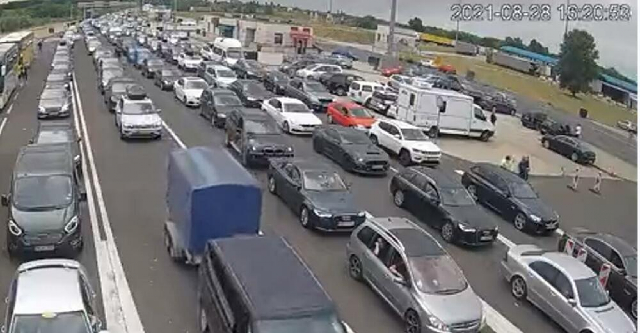 KILOMETARSKA KOLONA NA GRANICI Na izlazu iz Srbije čeka se oko četiri sata, vozila se preusmeravaju (FOTO)