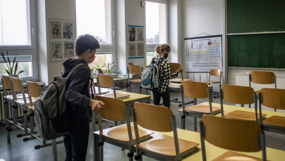 MANJE ŠKOLA SA KOMBINOVANOM NASTAVOM Nova pravila za đake u Srbiji