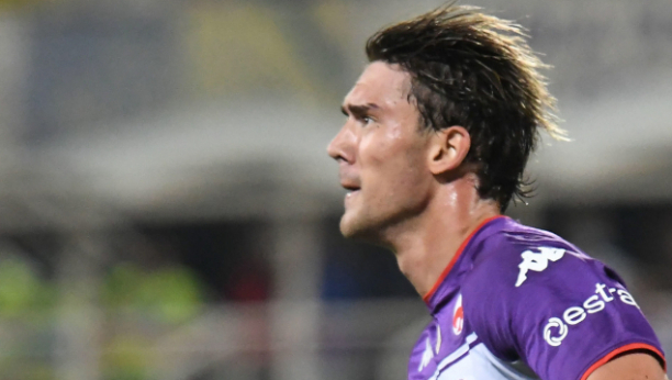 VLAHOVIĆ DOBIO NAGRADU, PA POCEPAO MREŽU Novi šok za Juventus usred Torina (FOTO, VIDEO)