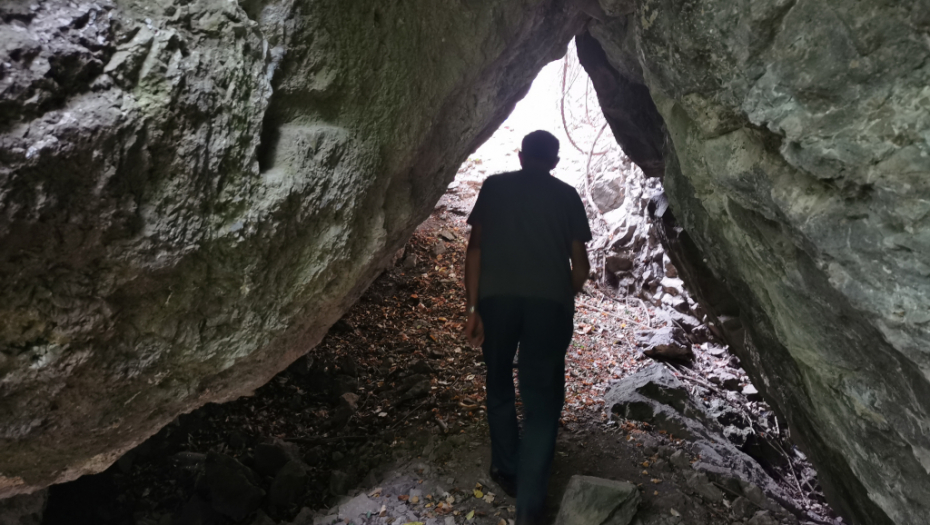 MNOGI SU HTELI DA PRONAĐU KRUNU CARA DUŠANA Zmija čuva blago Nemanjića na planini Ostrici, samo najhrabriji su upeli da uđu u usku pećinu (FOTO)