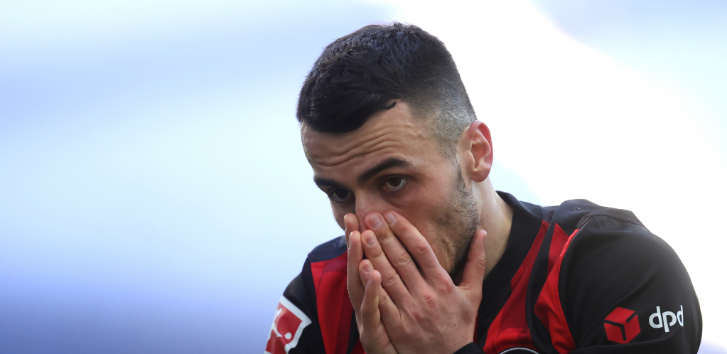 FILIP NE ODUSTAJE, NA SVE NAČINE POKUŠAVA DA IZDEJSTVUJE TRANSFER! Kostić isključio telefon,  ne javlja se nikome, trener Ajntrahta razočaran!