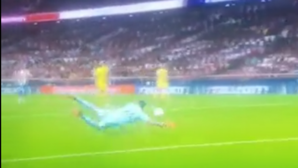 KAKO JE OVO USPEO DA IZVEDE? Golman Viljareala napravio neviđeni kiks i poklonio bod Atletiku (VIDEO)