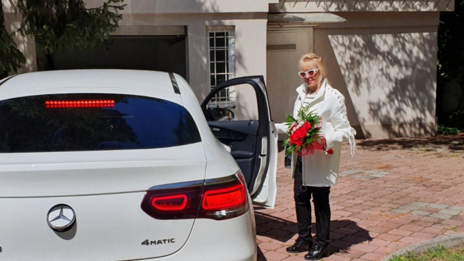 KAD SAM TUŽNA, MUŽ MI KUPI MERCEDES! Pevačica ne zna šta će sa parama, otkriva kakve poklone dobija od supruga!