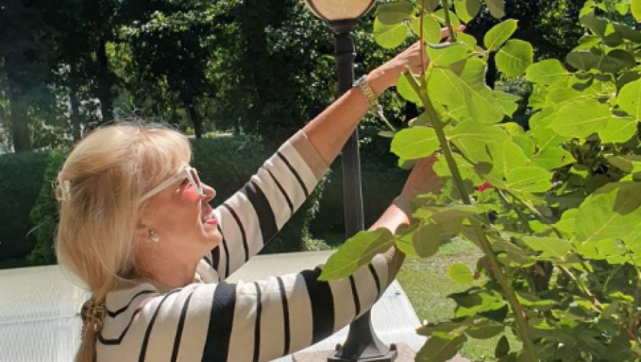 UDARALI SU ME PIŠTOLJEM U GLAVU Poznatoj pevačici lopovi obili stan, pa je zlostavljali, a ona otkrila pravi razlog zašto ne voli da je nazivaju milionerkom