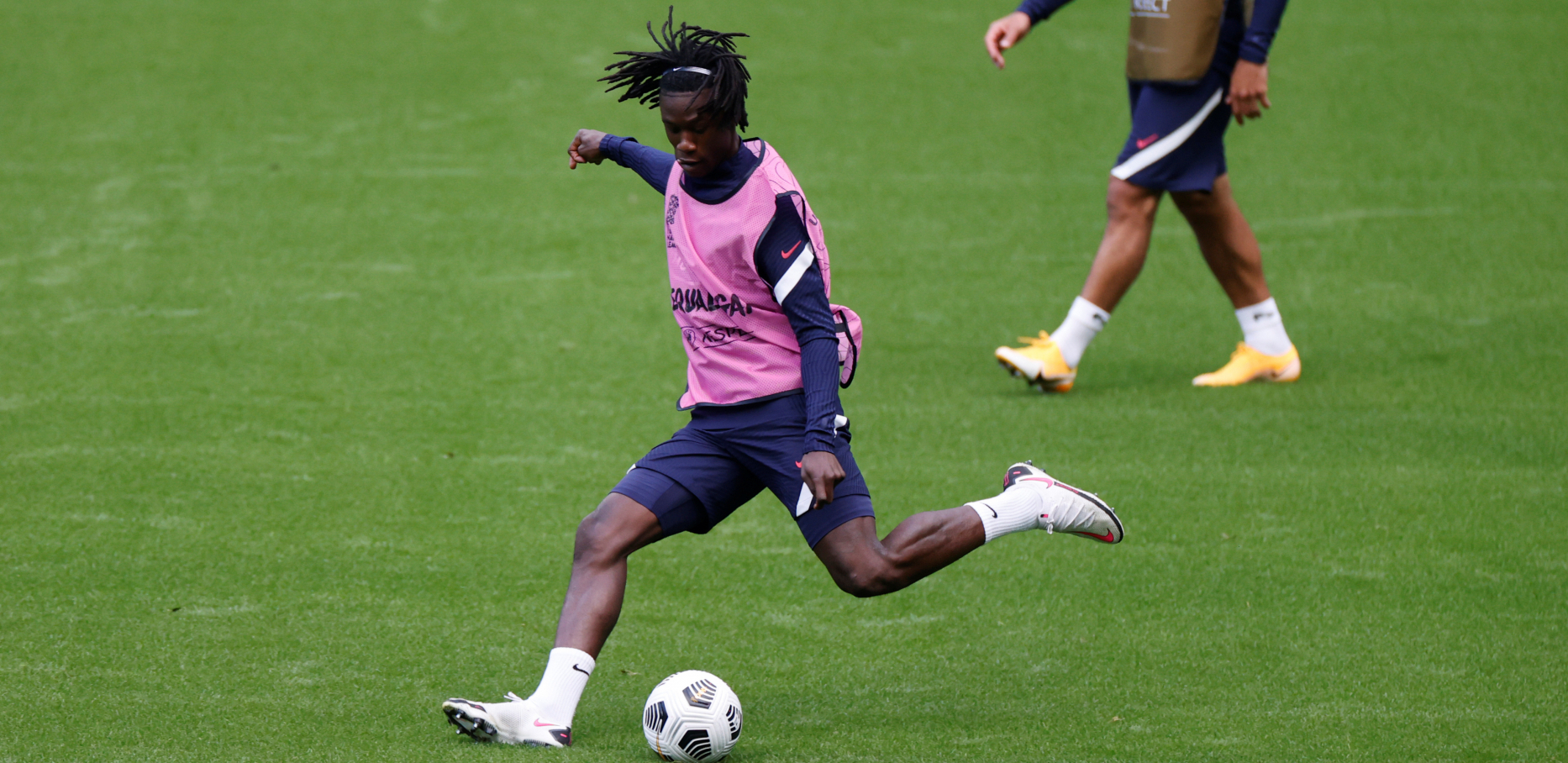 SKANDAL NA PREDSTAVLJANJU IGRAČA REALA Ovaj je tamniji od odela koje nosi!