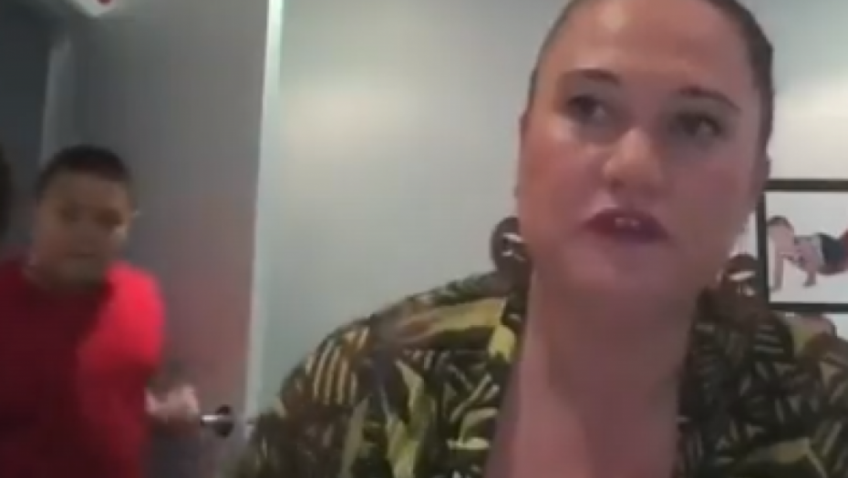 HIT SNIMAK! Sin ministarke prekinuo intervju da bi joj pokazao nešto iz frižidera (VIDEO)