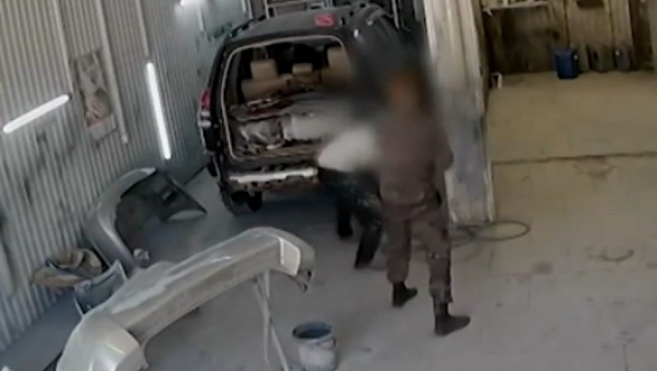 UMALO UBIO MAJSTORA LOPATOM Brutalno tukao zaposlenog u auto-servisu, pa počeo da preti i drugima (VIDEO)