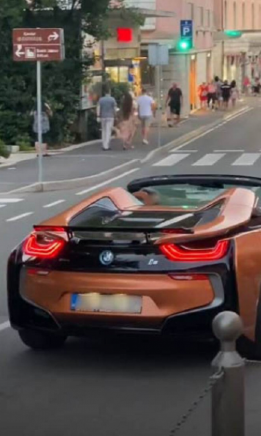 ON BAŠ ZNA DA UŽIVA! Sale Popović uhvaćen na ulicama Opatije u luksuznom automobilu, svi se okreću!