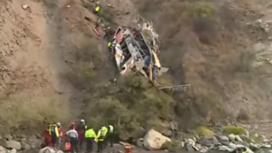 VELIKA TRAGEDIJA Autobus pao u provaliju duboku 200 metara, ima najmanje 29 mrtvih