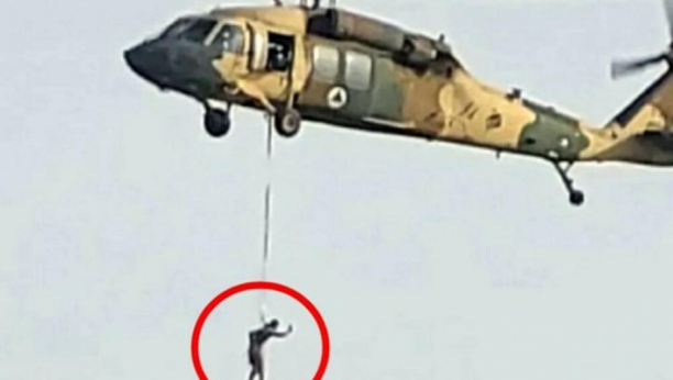 PREOKRET U SNIMKU IZ AVGANISTANA Ovo je prava istina o čoveku koji visi iz helikoptera (VIDEO)