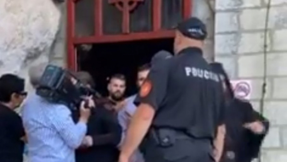 NAPAD NA CETINJSKI MANASTIR Silom hteli da uđu, policija zaustavila haos