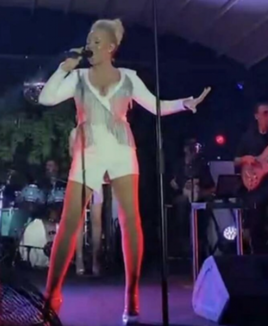 BUJNE GRUDI SAMO LELUJAJU! Lepa Brena iznenadila publiku na nastupu, duge noge sevale iz minića! (FOTO)