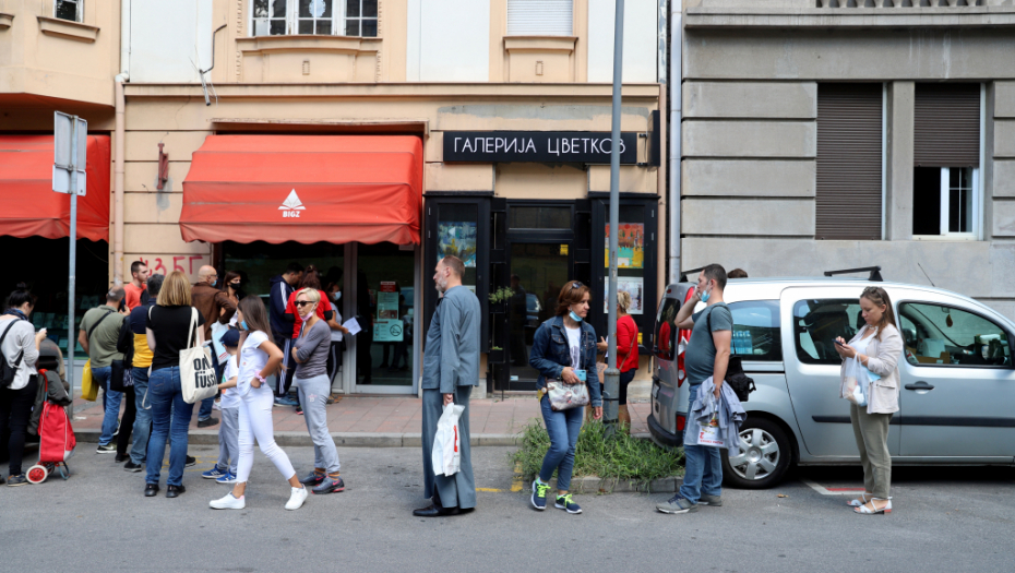 OGROMNI REDOVI ISPRED KNJIŽARA, VELIKA JURNJAVA OKO UDŽBENIKA Roditelji i đaci čekaju satima da kupe potrebne knjige