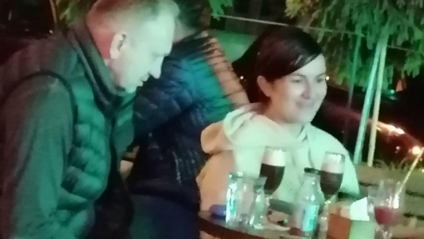 NOĆNI KOLEGIJUM NA VRAČARU O da li je to Jelena Obućina sa Draganom Đilasom ili nas oči varaju?! (FOTO)