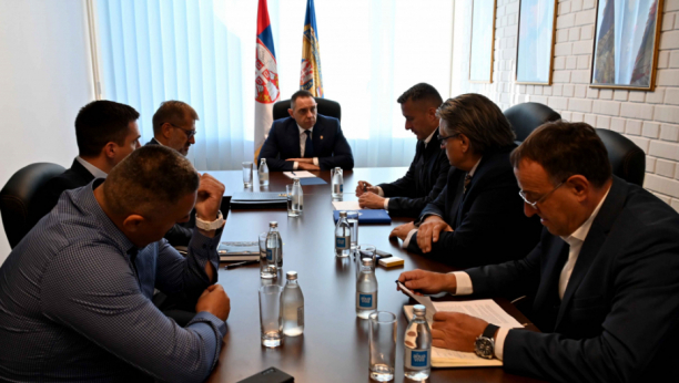 Ministar Vulin održao hitan sastanak u Novom Sadu: Pojavili se operativci i rukovodstvo policije!