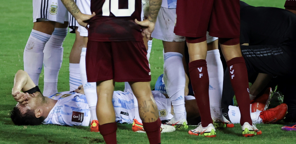 MESI UMALO ZAVRŠIO KARIJERU! Venecuelanski kasapin zverskim startom mogao da slomio nogu Argentincu! (VIDEO)