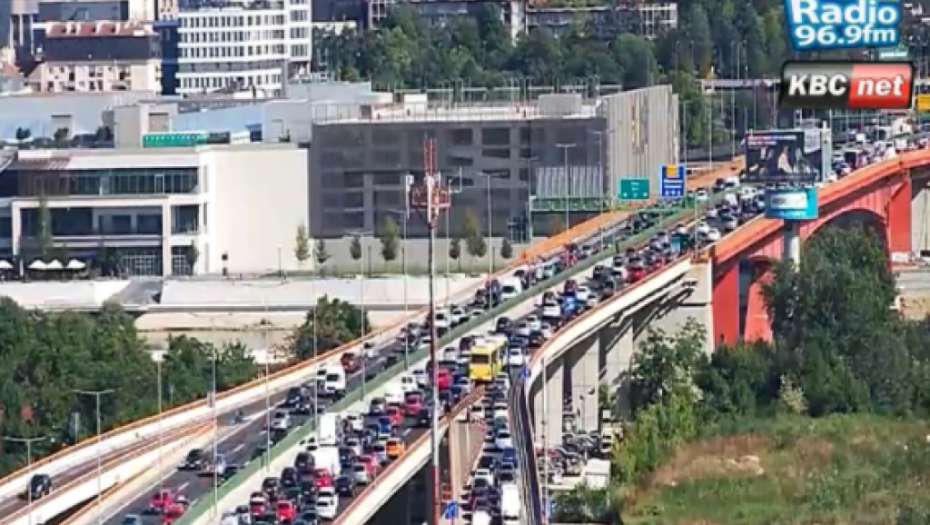 OGROMNE GUŽVE U SVIM PRAVCIMA Na Gazeli se mili, na auto-putu zakrčenje, a evo gde su najgore tačke