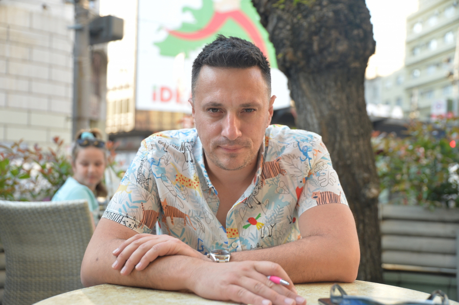 MAJKA NIJE IMALA PARA DA MI KUPI DUKS Andrija Milošević progovorio o teškom detinjstvu i velikom siromaštvu, čuvao je i ovce da se prehrani